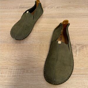 Vivobarefoot Ababa shoes slip on Loafers Womens sz 37/7 green Leather